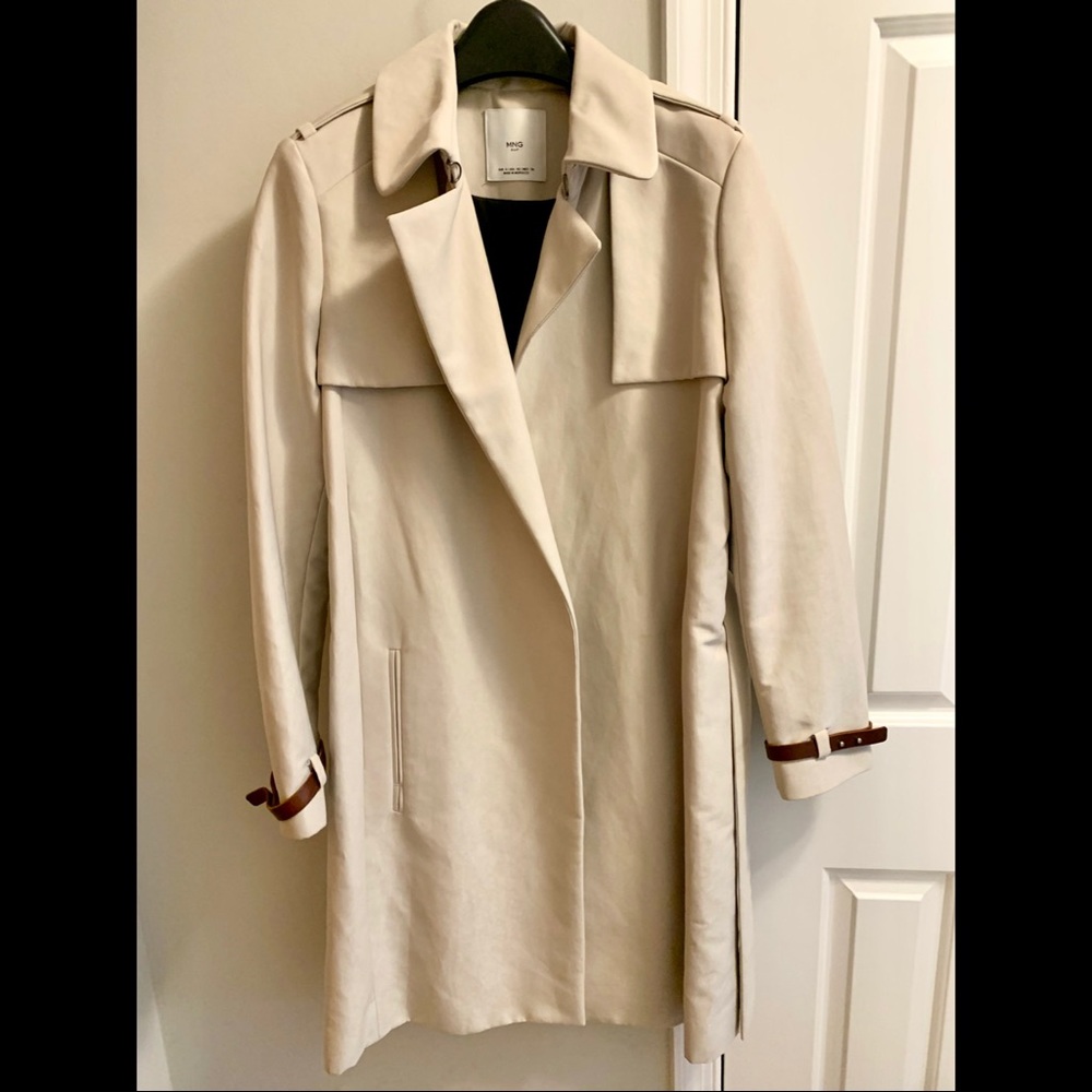 Cute trench coat with leather details 😍